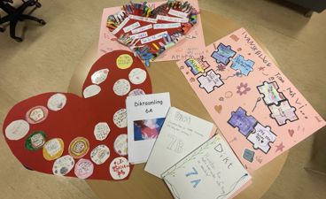 et bord med kort på