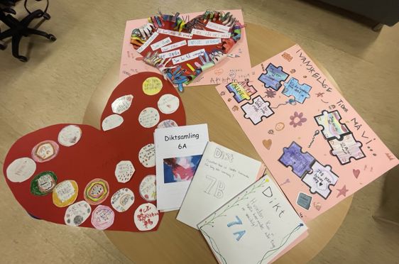 et bord med kort på