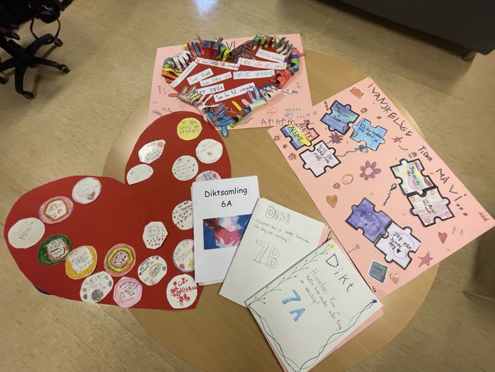 et bord med kort på