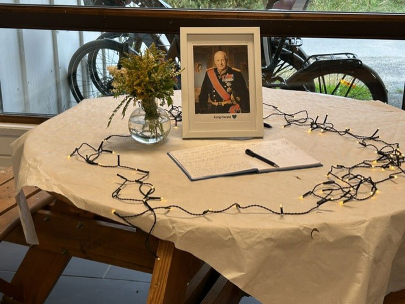 En bilderamme på et bord