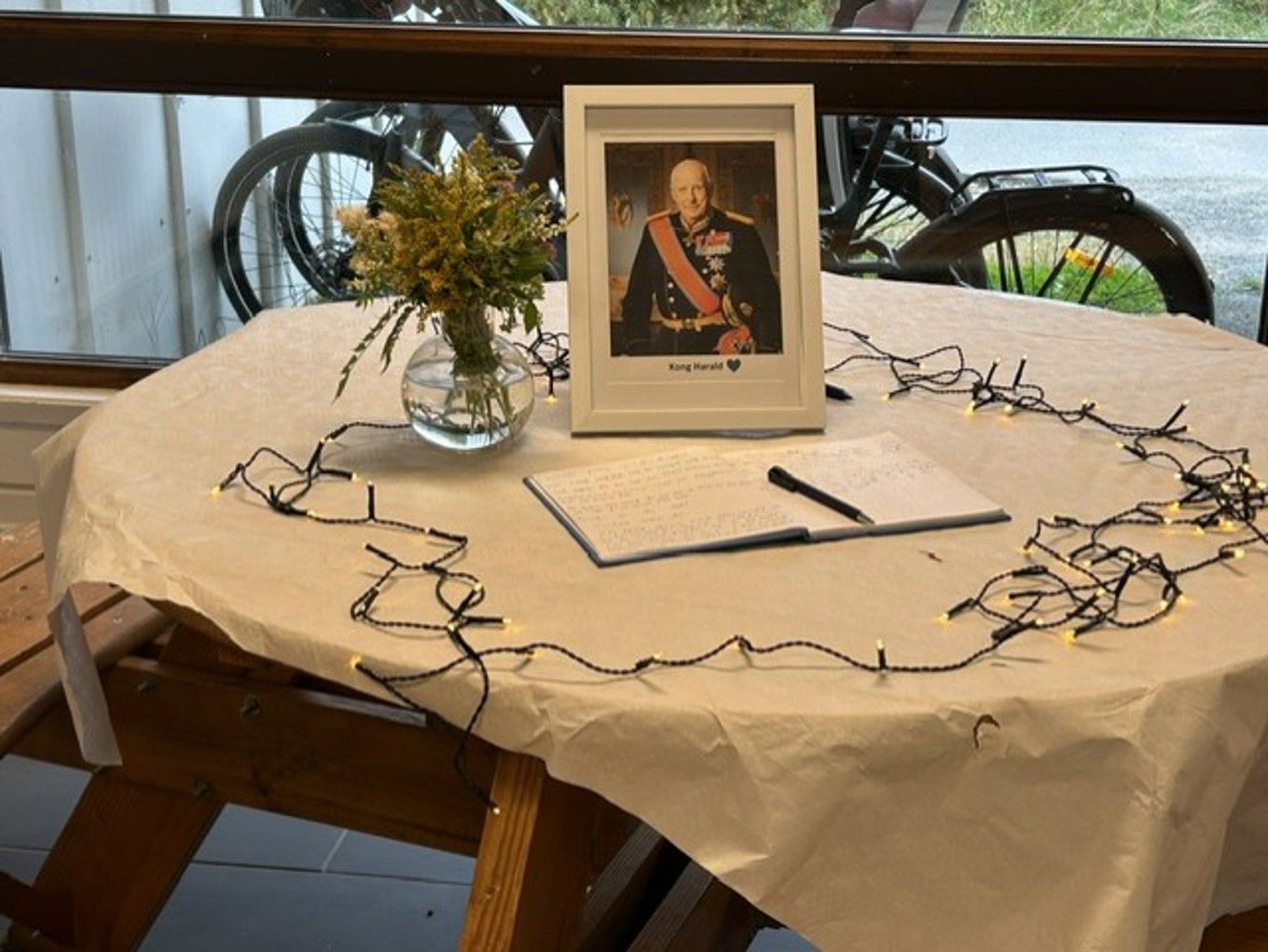 En bilderamme på et bord En bilderamme på et bord