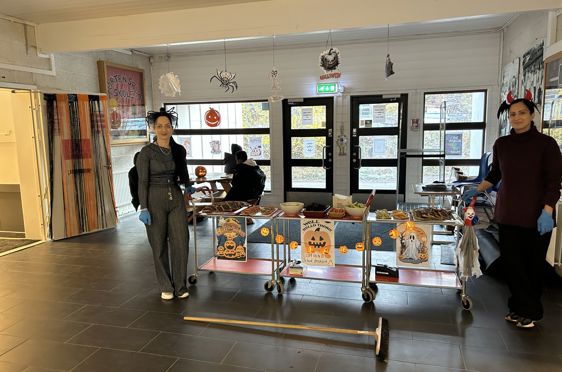 Noen få personer i et rom