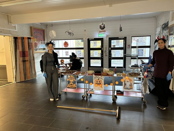 Noen få personer i et rom