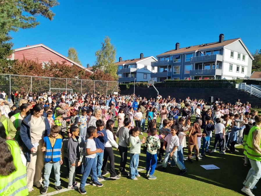 en stor gruppe mennesker som står utenfor