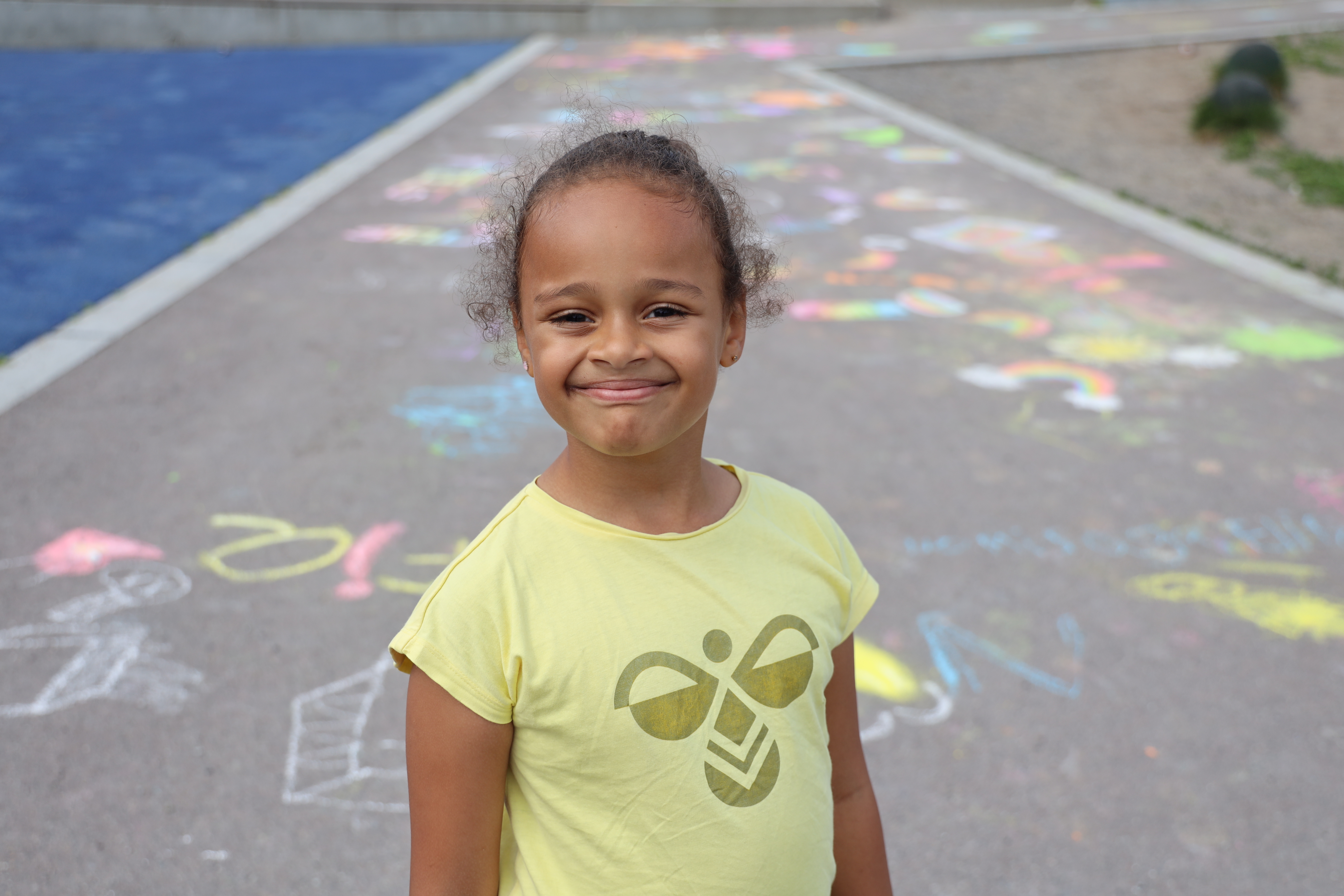 et barn som står foran et basseng