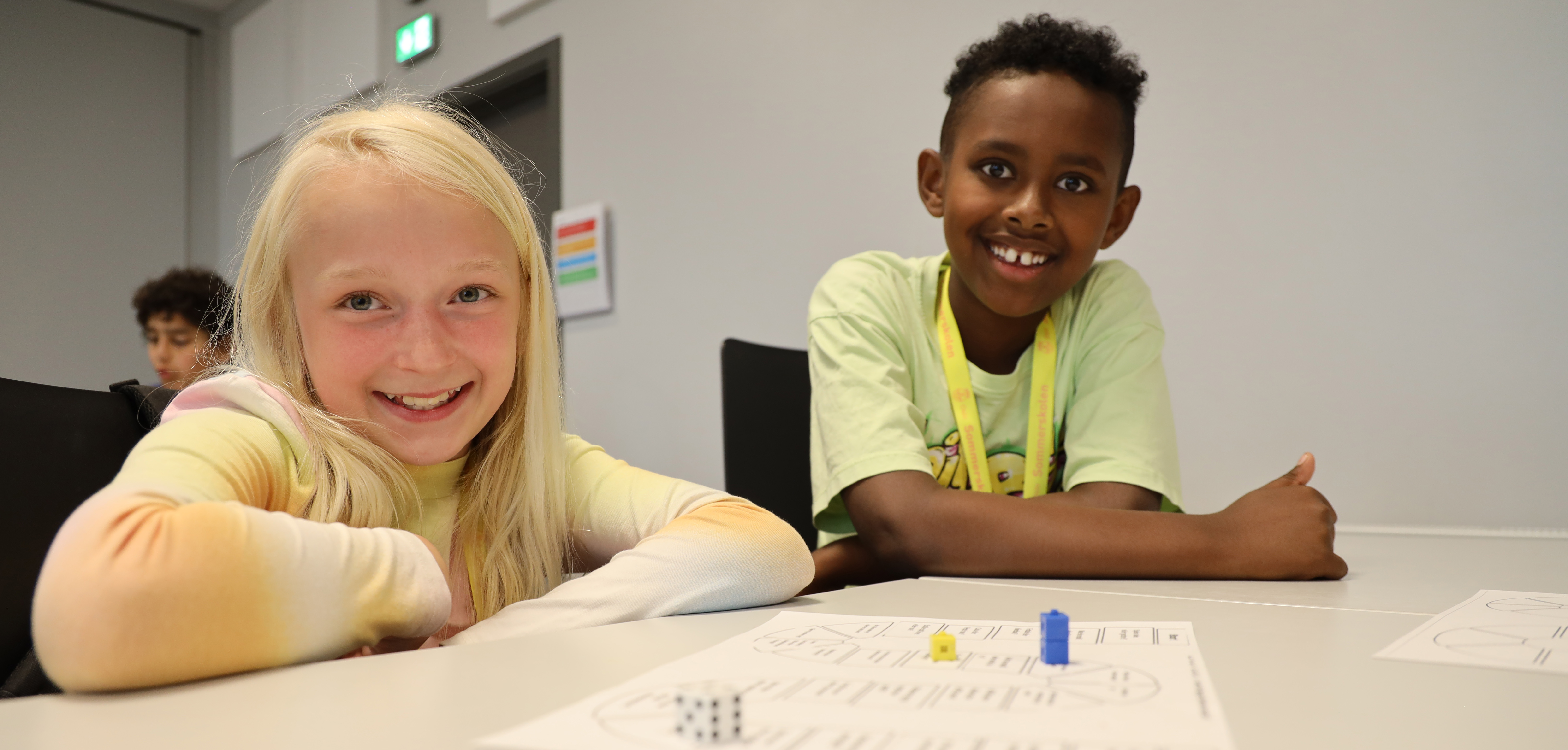 et barn og barn som smiler