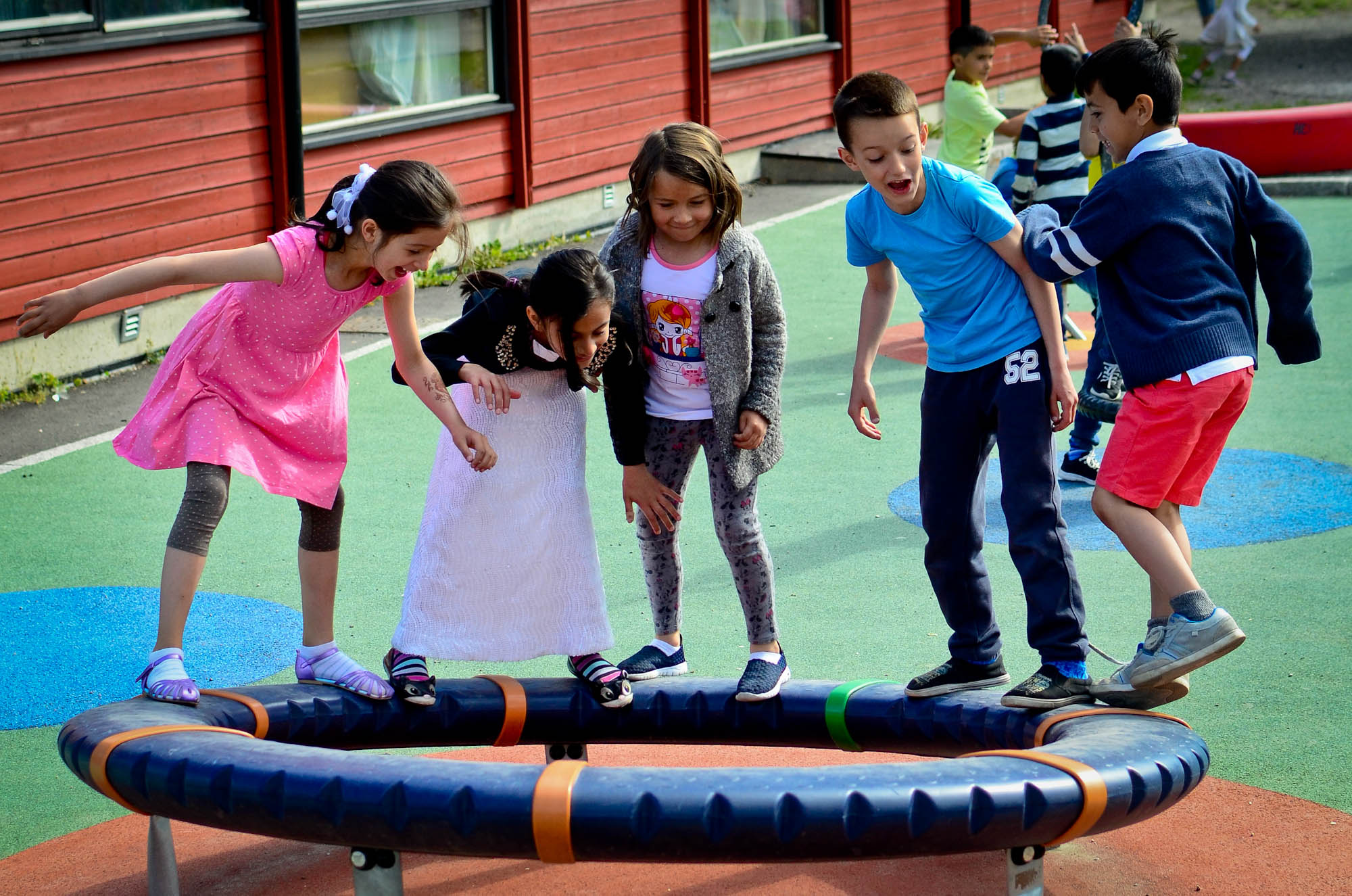 Elever i lek p&aring; lekeapparat