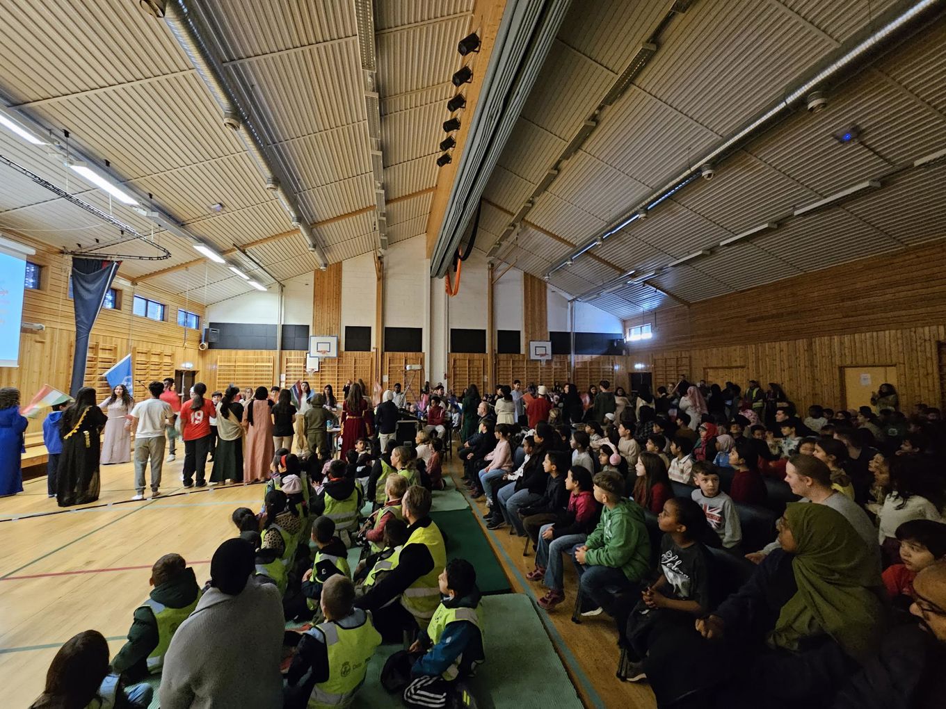 En gruppe mennesker i en hall