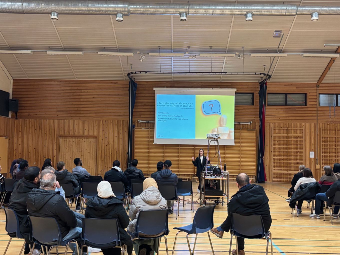 Foto: John-Kristian Schreiner en person som holder en presentasjon for et publikum