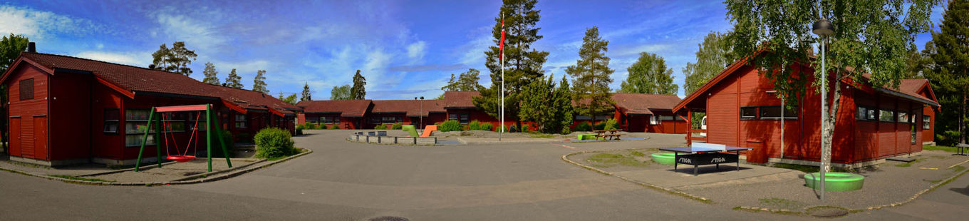 panoramabilde av skolen sett fra hovedinngangen
