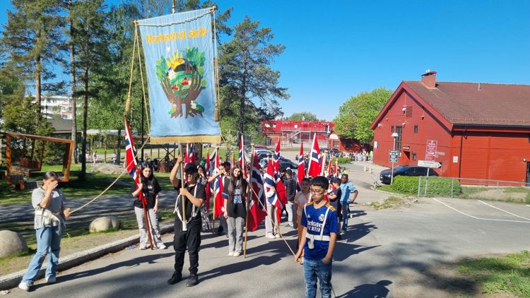 En gruppe mennesker som marsjerer i en parade