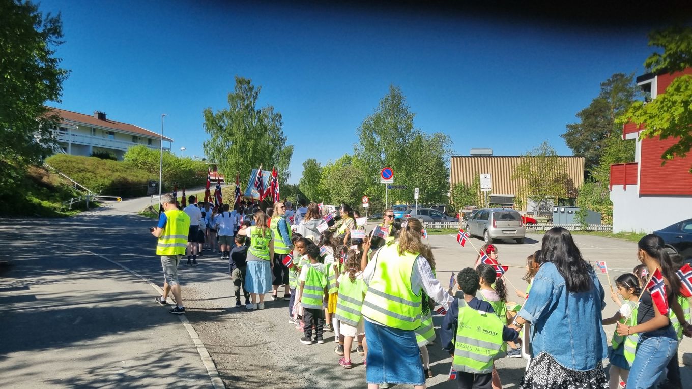 Foto: Trond Herbert Johansen en gruppe mennesker som går på en gate