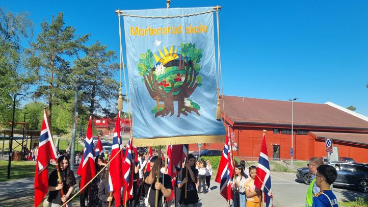 En gruppe mennesker som holder flagg
