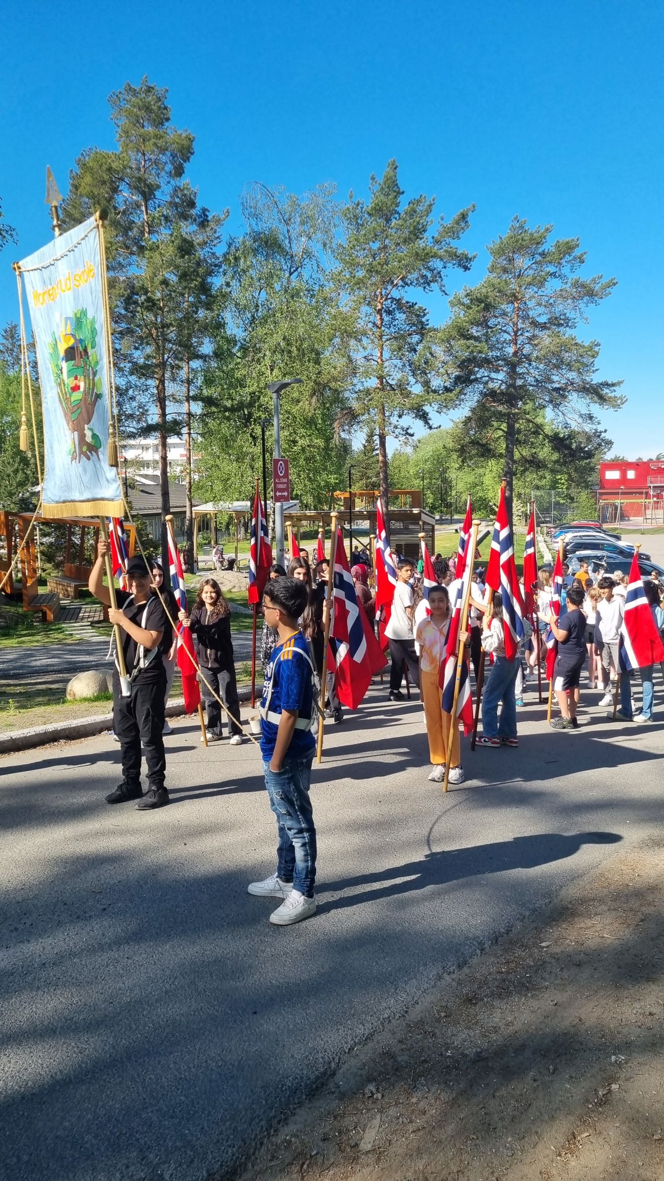 En gruppe mennesker som holder flagg En gruppe mennesker som holder flagg