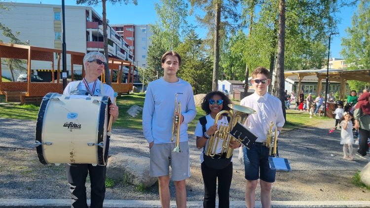 en gruppe mennesker som holder instrumenter