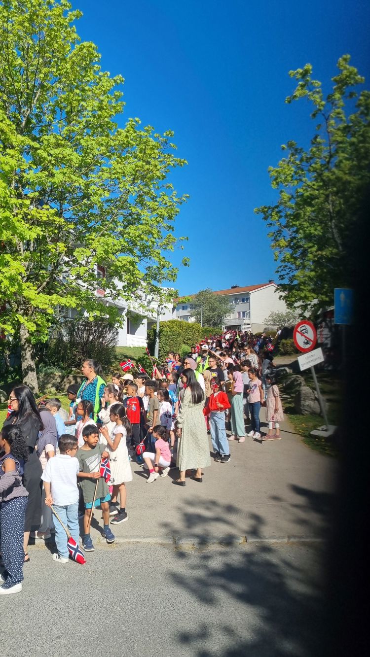 en gruppe mennesker som går på en gate
