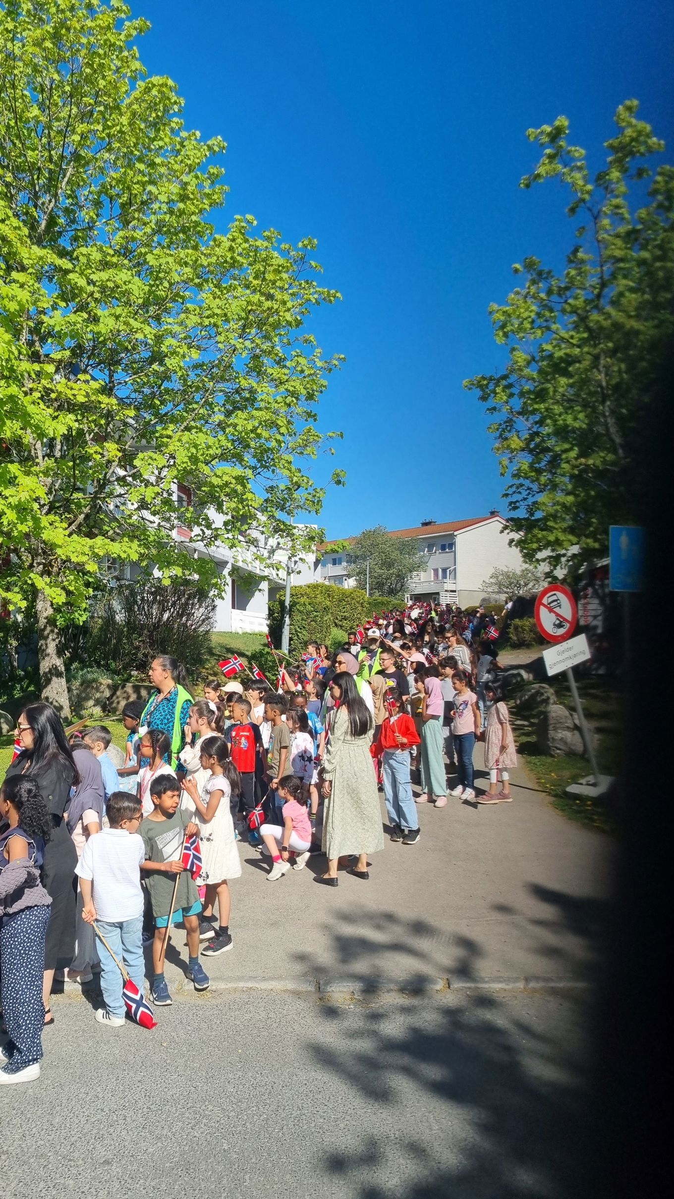 Foto: Trond Herbert Johansen en gruppe mennesker som går på en gate