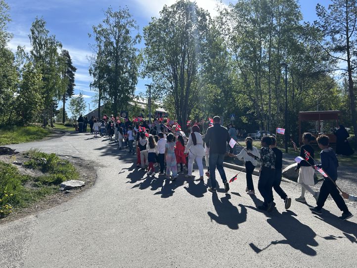 Foto: Susann Harlem en gruppe mennesker som går på en vei med trær på hver side