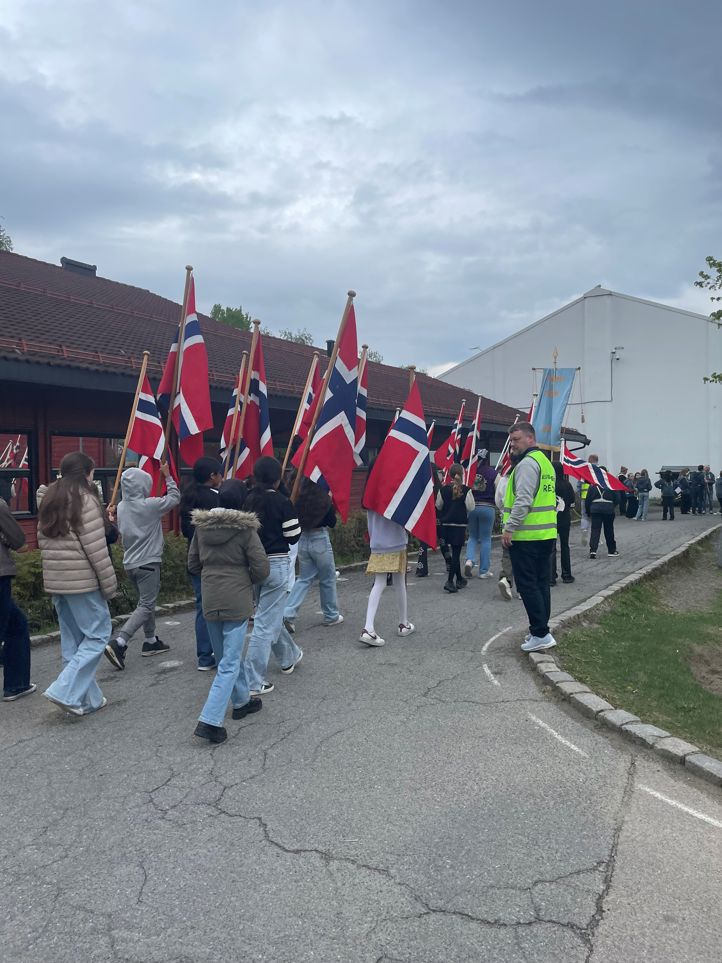 Foto: Ingrid Elise Husby Elever og flaggborg masjerer rundt skolen