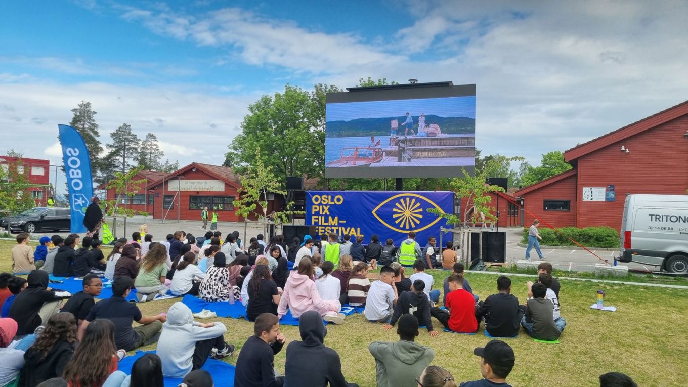 Foto: Trond Herbert Johansen en gruppe mennesker som sitter i en sirkel foran en scene