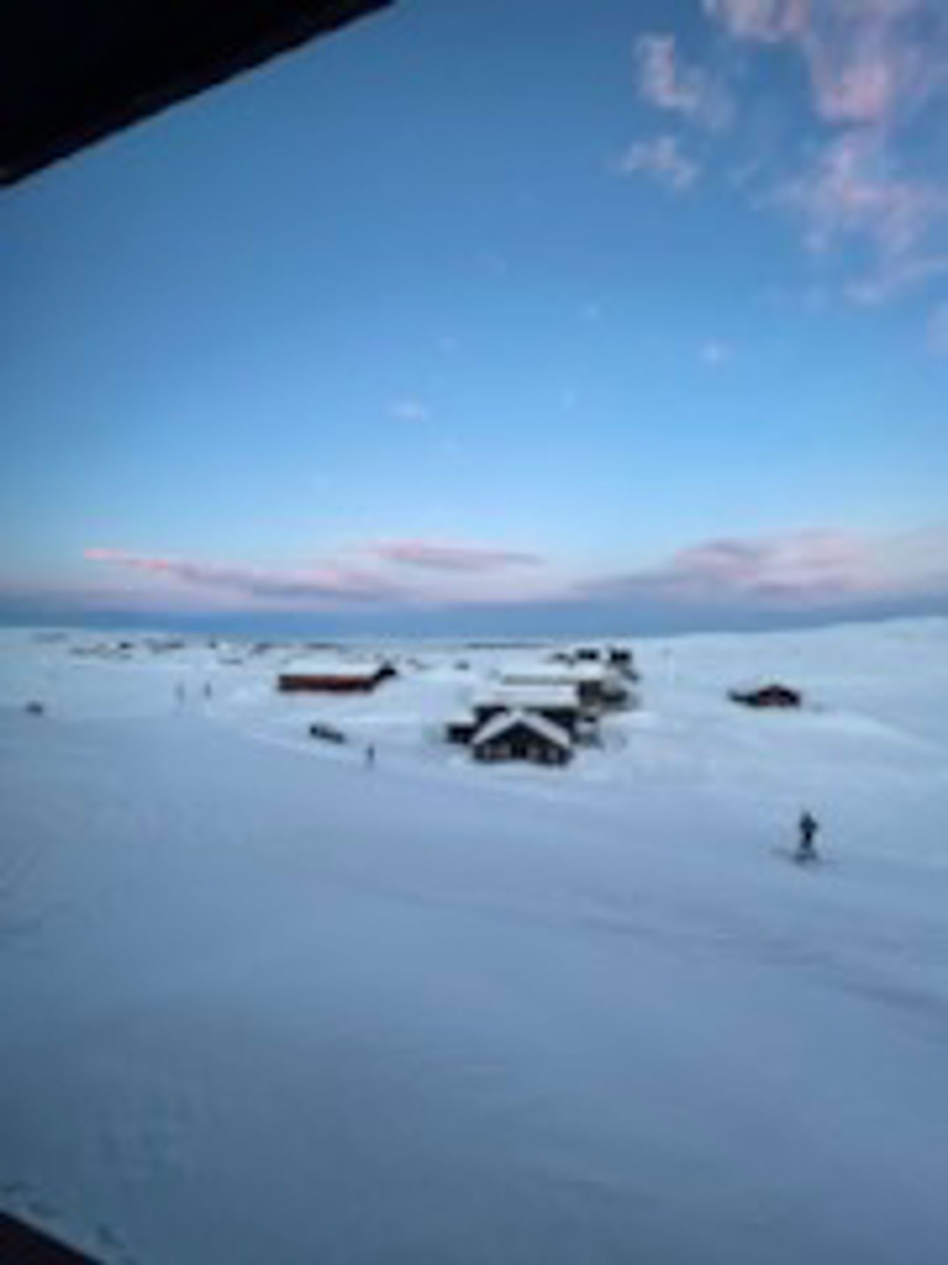 en gruppe byg ninger i et snødekt område