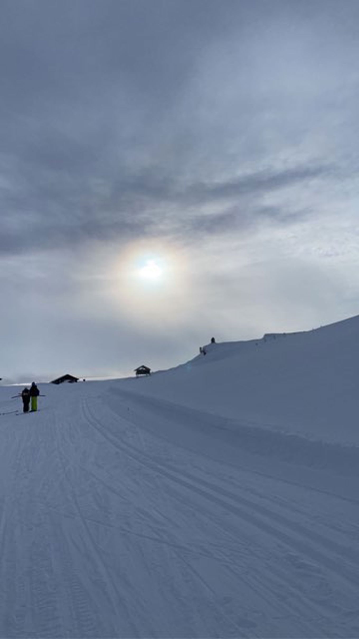 En gruppe mennesker på ski i en snødekt bakke