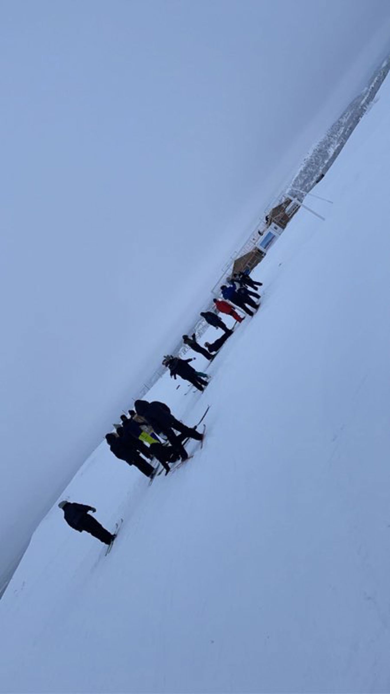 En gruppe mennesker på ski på vidda