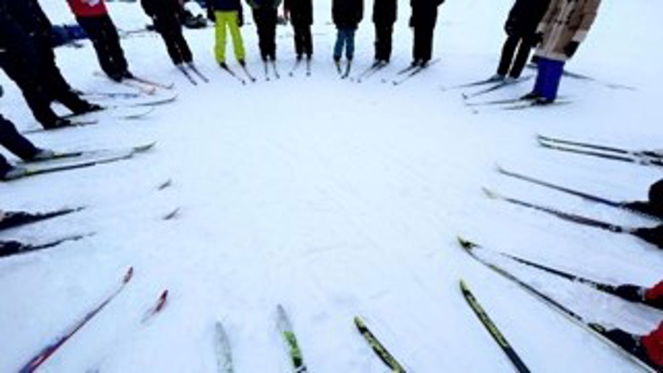 En gruppe ski på snøen