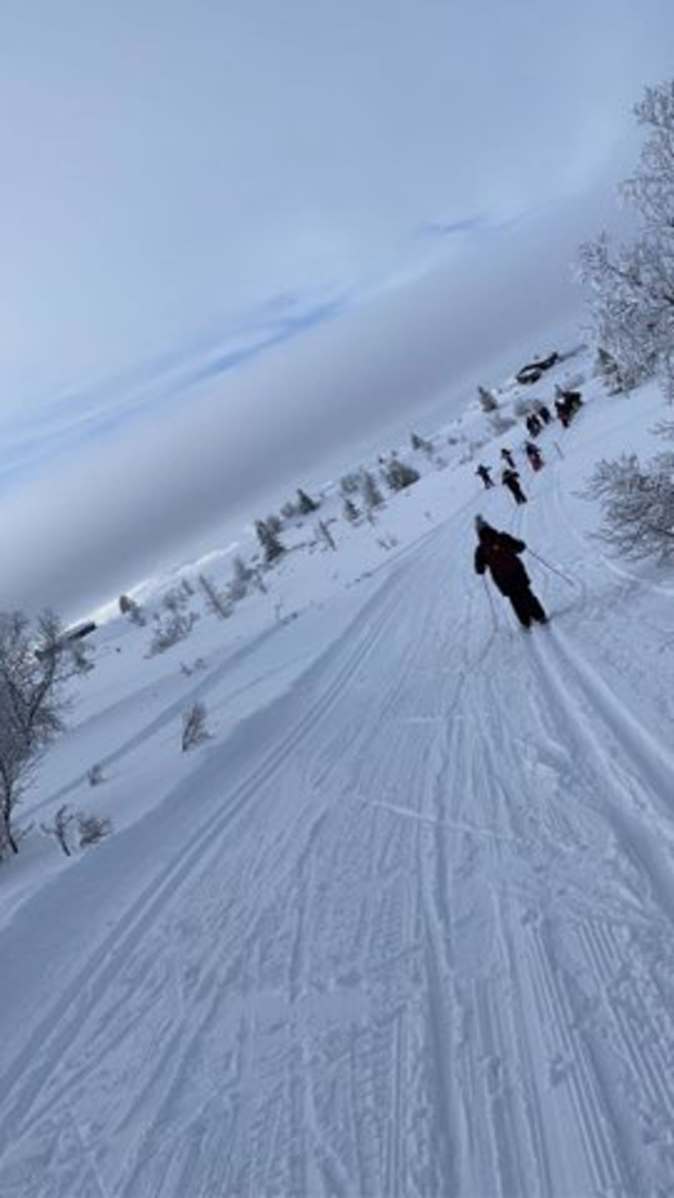 en person på ski ned et fjell