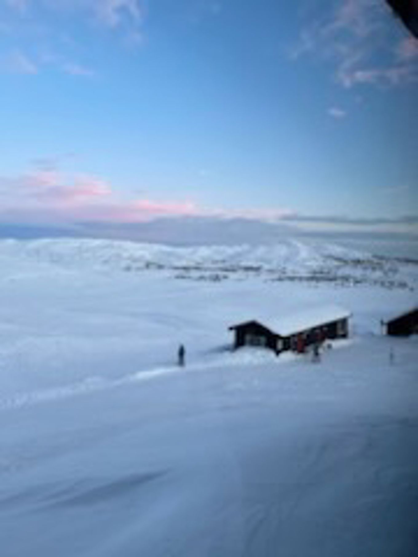 Et hus på et snødekt fjell