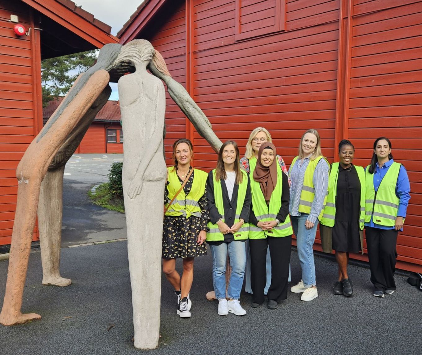 Foto: Mortensrud skole alle 7 i miljøteamet poserer med av statuen