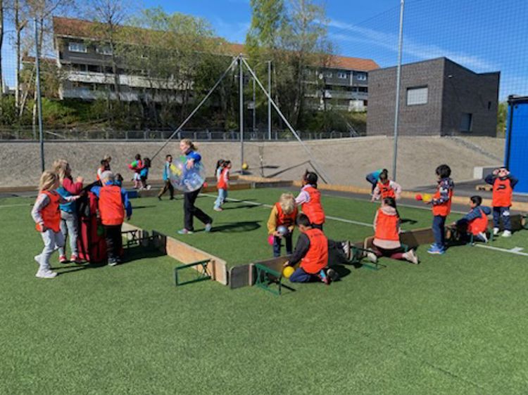 Foto: Umbreen Fatima Amar En gruppe barn i et felt