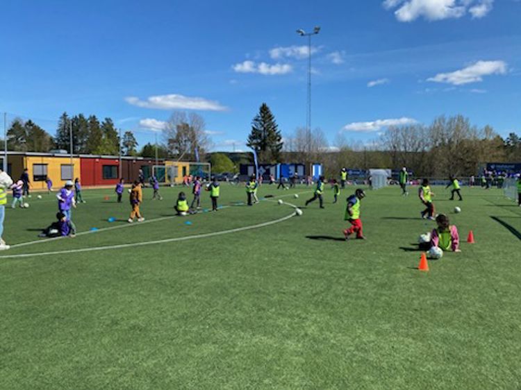 Foto: Umbreen Fatima Amar En gruppe mennesker som spiller fotball