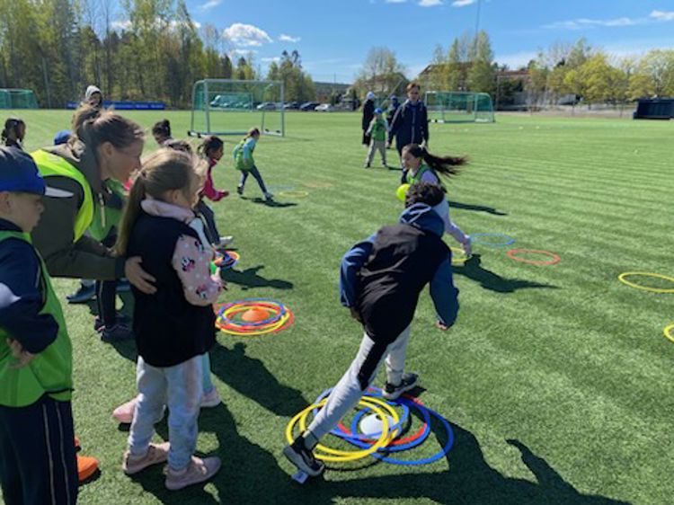 Foto: Umbreen Fatima Amar En gruppe barn som leker med drager på et jorde