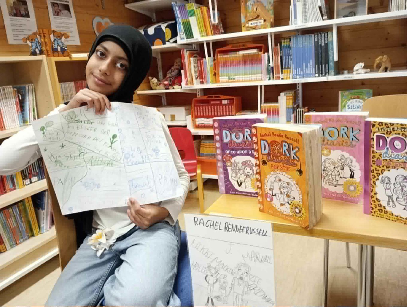 en person som sitter i et bibliotek en person som sitter i et bibliotek