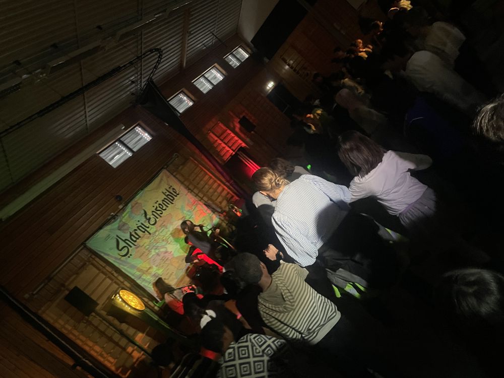 en gruppe personer i et rom