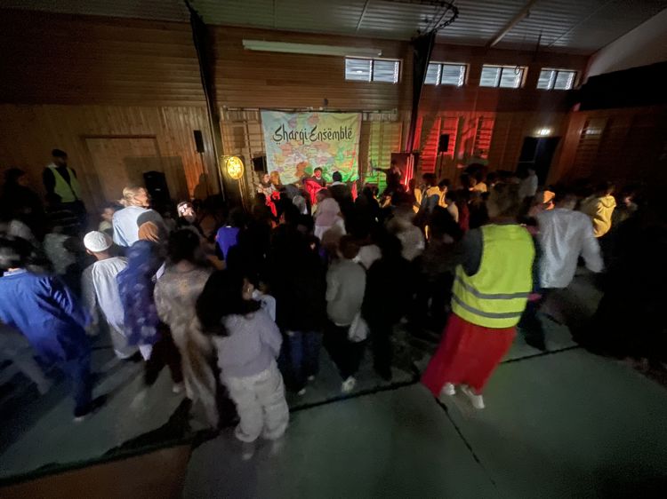 En gruppe mennesker som danser