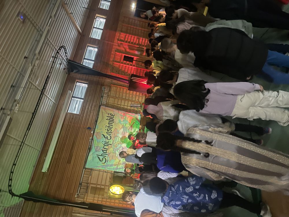 en gruppe personer i et rom