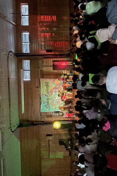 en gruppe mennesker som sitter i et rom