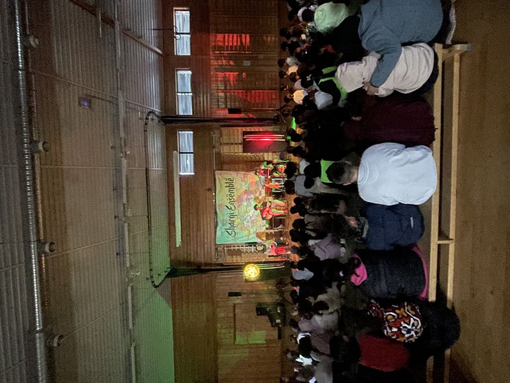 en gruppe mennesker som sitter i et rom