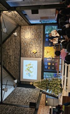 en gruppe mennesker i et rom