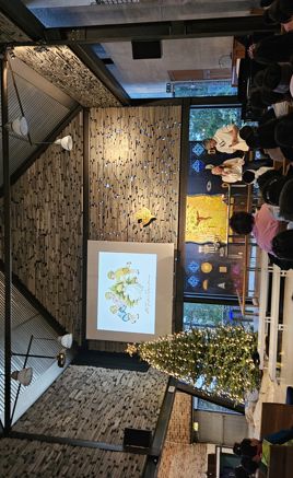 en gruppe mennesker i et rom