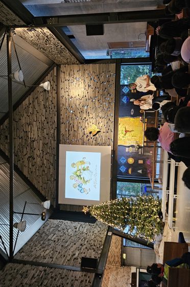 en gruppe mennesker i et rom