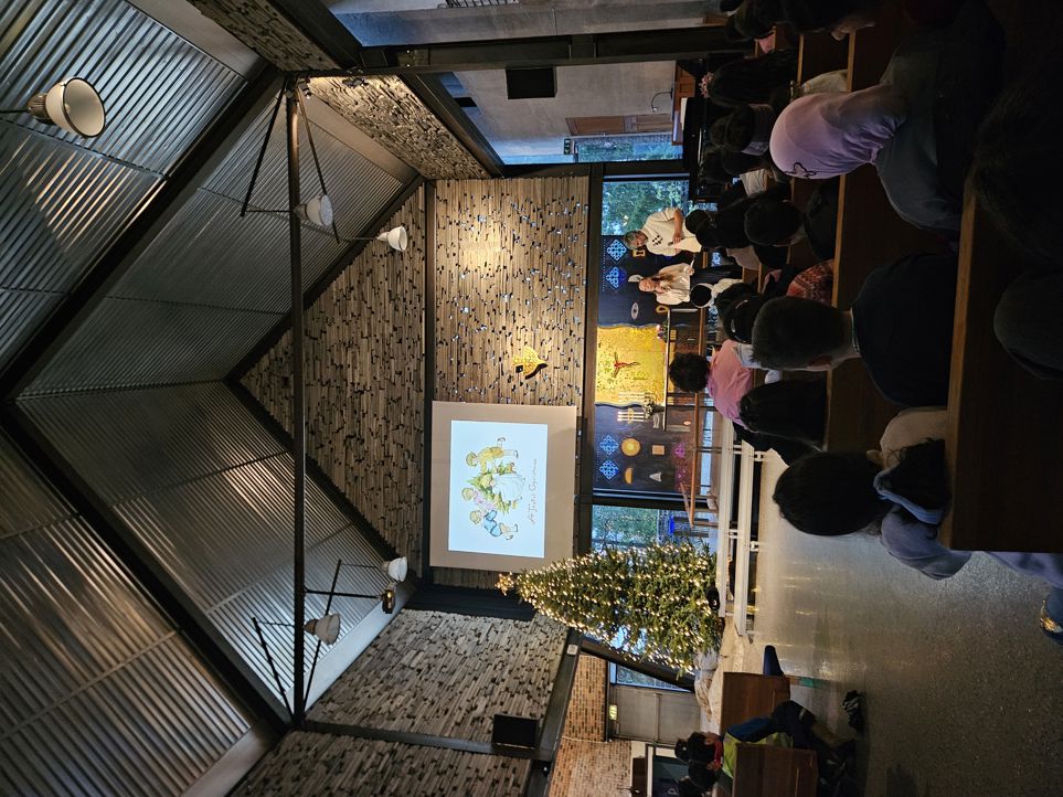 en gruppe mennesker i et rom