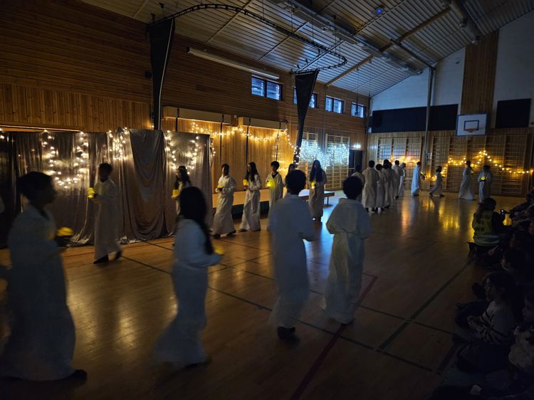 En gruppe mennesker i hvite kapper