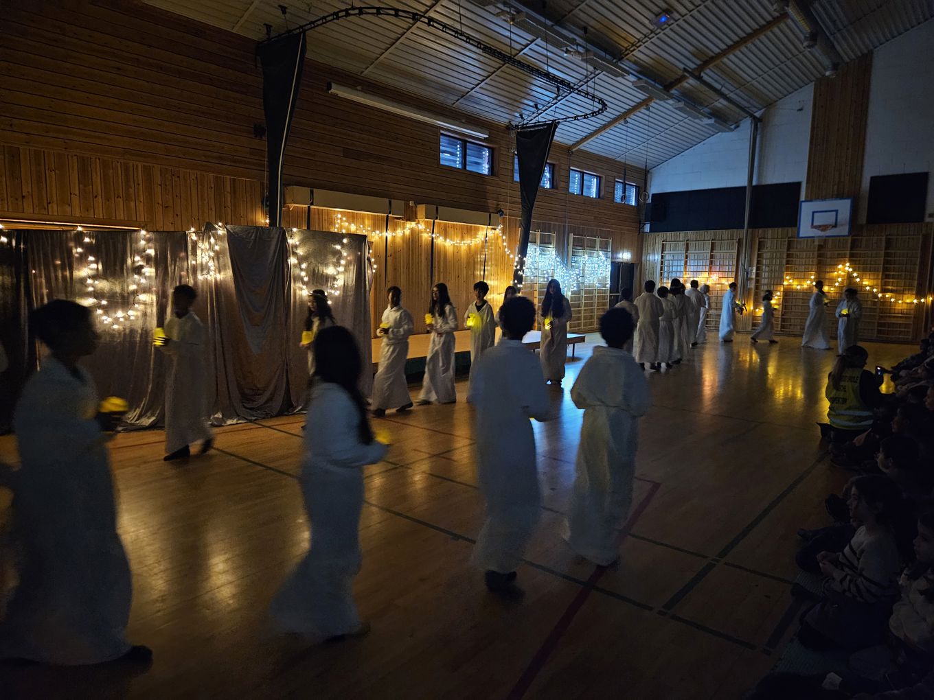 En gruppe mennesker i hvite kapper En gruppe mennesker i hvite kapper