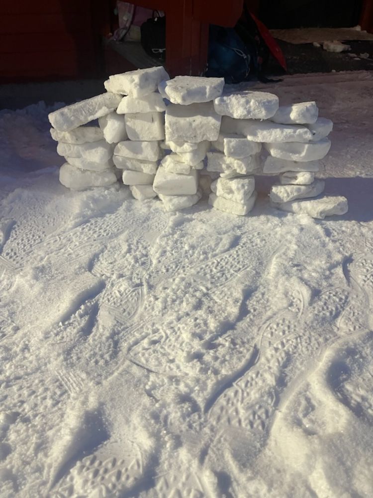 En mur med hvite kuber