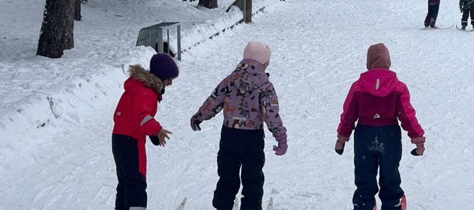 En gruppe elever fra 2. trinn som står på ski