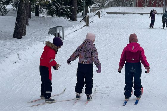 En gruppe elever fra 2. trinn som står på ski