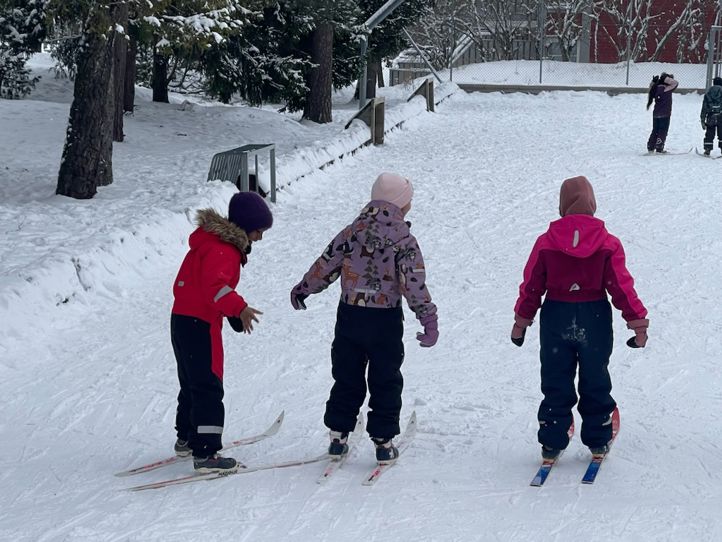 En gruppe elever fra 2. trinn som står på ski